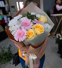 Букет цветов из:  Герберы, Розы и Хризантемы в Вытегре